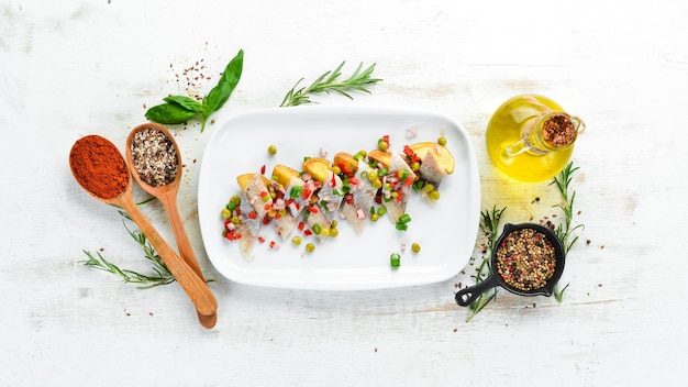 Talerz z kolorowym daniem